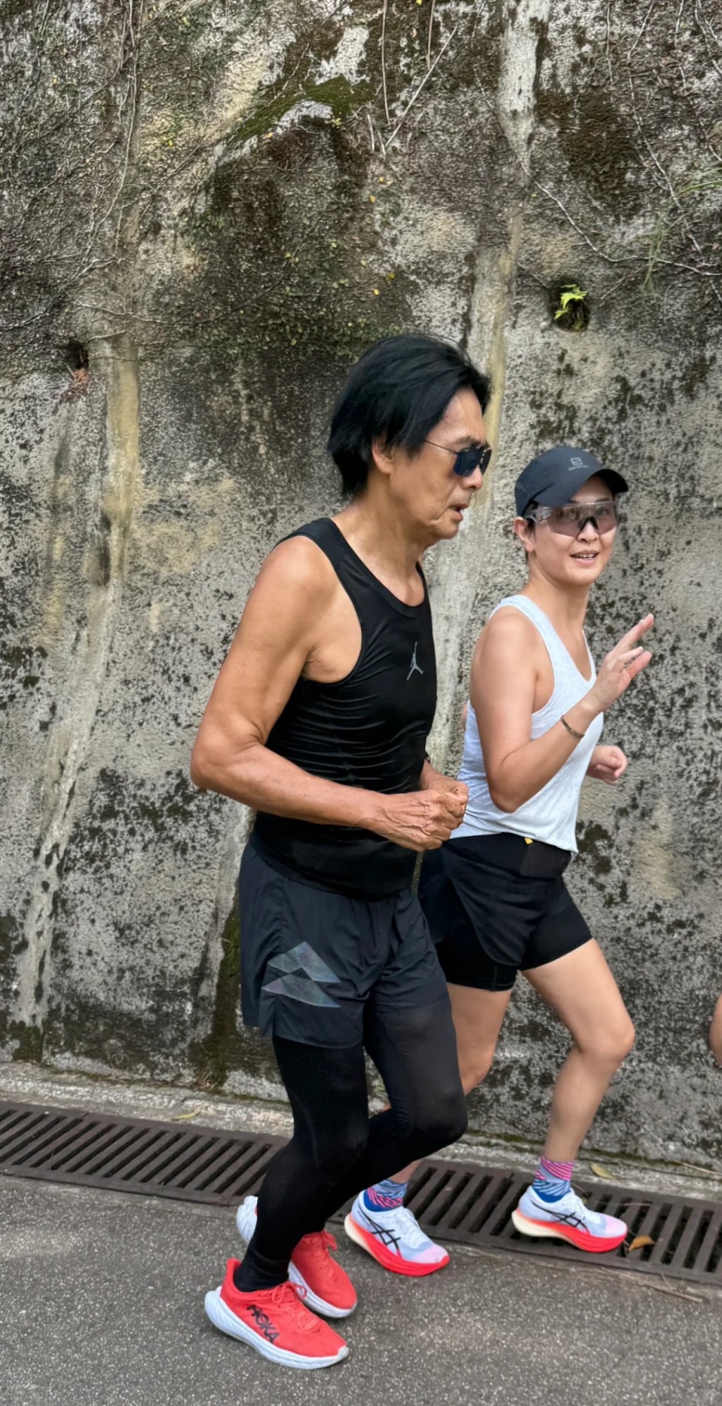 5月12日，有網民在太平山偷拍了跑步中的周潤發，照片清楚看到周潤發兩邊大腿肌肉腫脹得如乒乓球。