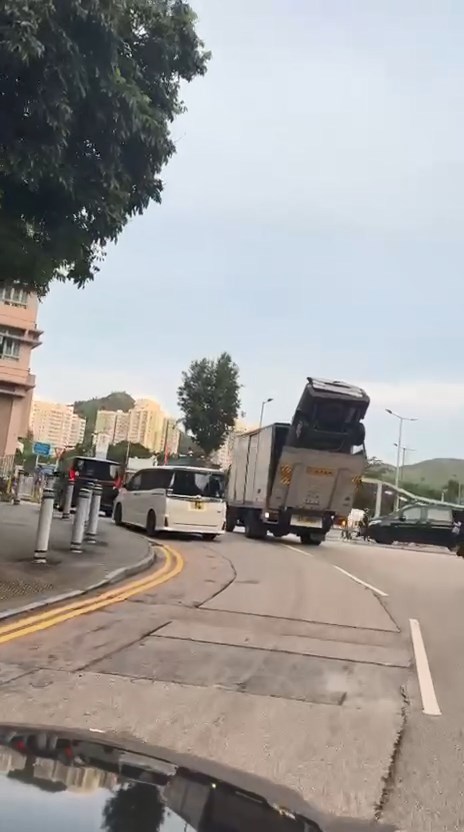 密斗貨車的車尾位置,有一輛銀色私家車「倒豎蔥」插在貨車及尾板之間。fb「車cam L(香港群組)」片段截圖 密斗貨車的車尾位置,有一輛銀色私家車「倒豎蔥」插在貨車及尾板之間。fb「車cam L(香港群組)」片段截圖