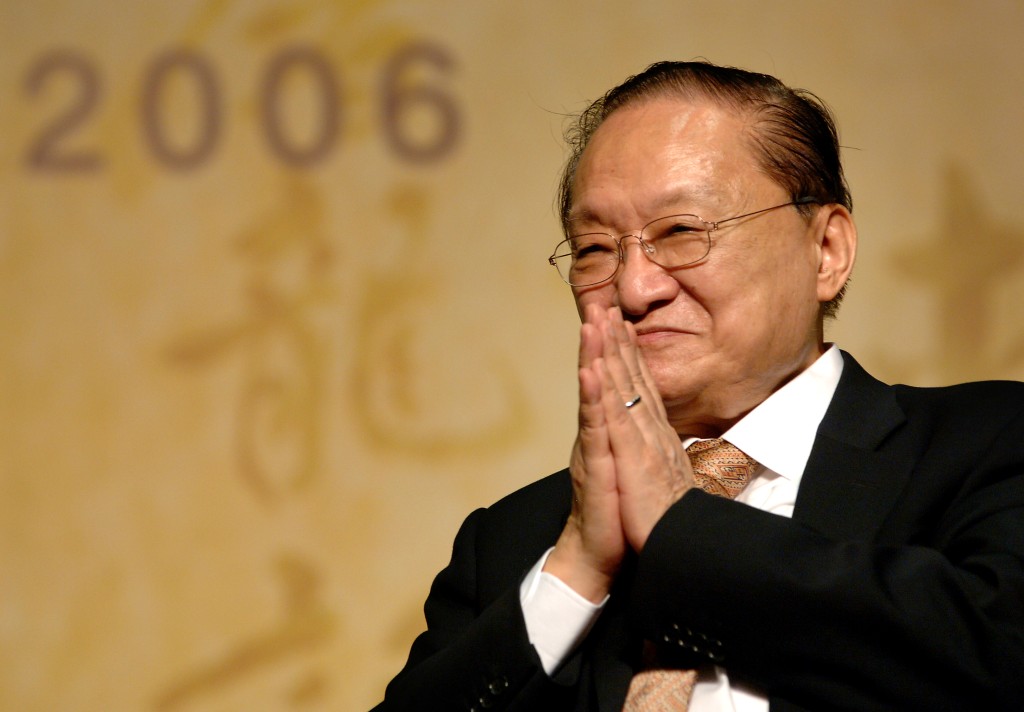 蔡瀾與黃霑及倪匡在90年代主持亞洲電視清談節目《今夜不設防》。 蔡瀾與黃霑及倪匡在90年代主持亞洲電視清談節目《今夜不設防》。