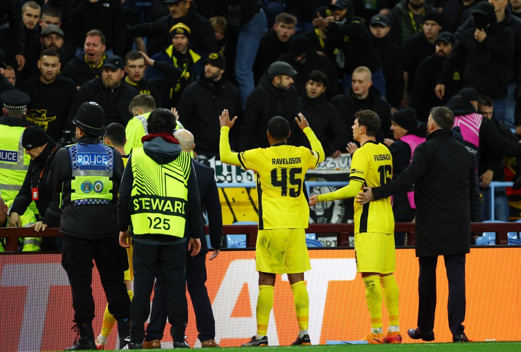 年青人球員走到場邊安撫球迷情緒。路透社