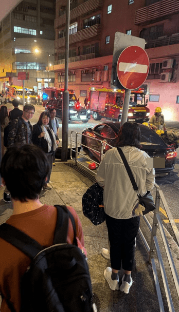 Tesla電動車被撞後停在路邊，有消防車到場。fb「車cam L（香港群組）」