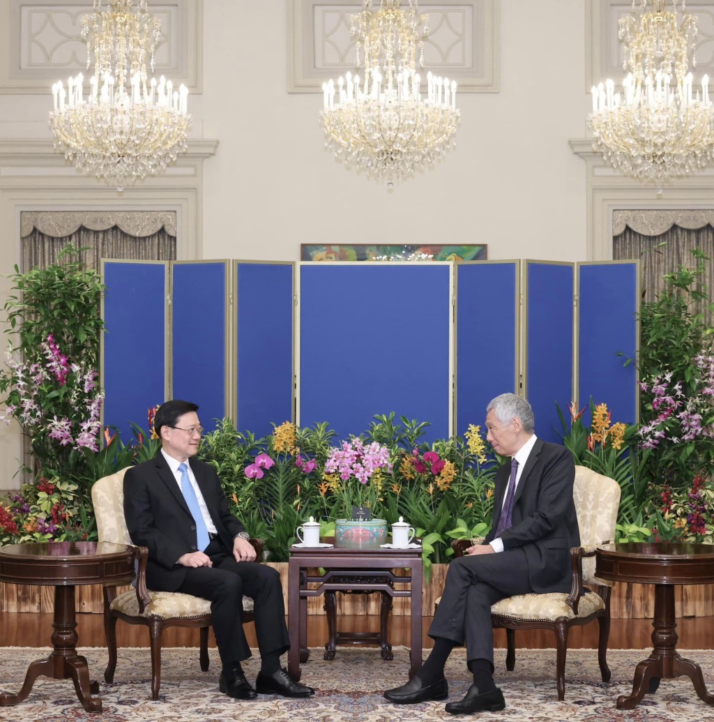 去年访东盟期间，李家超拜会新加坡总理李显龙。（李家超fb图片）