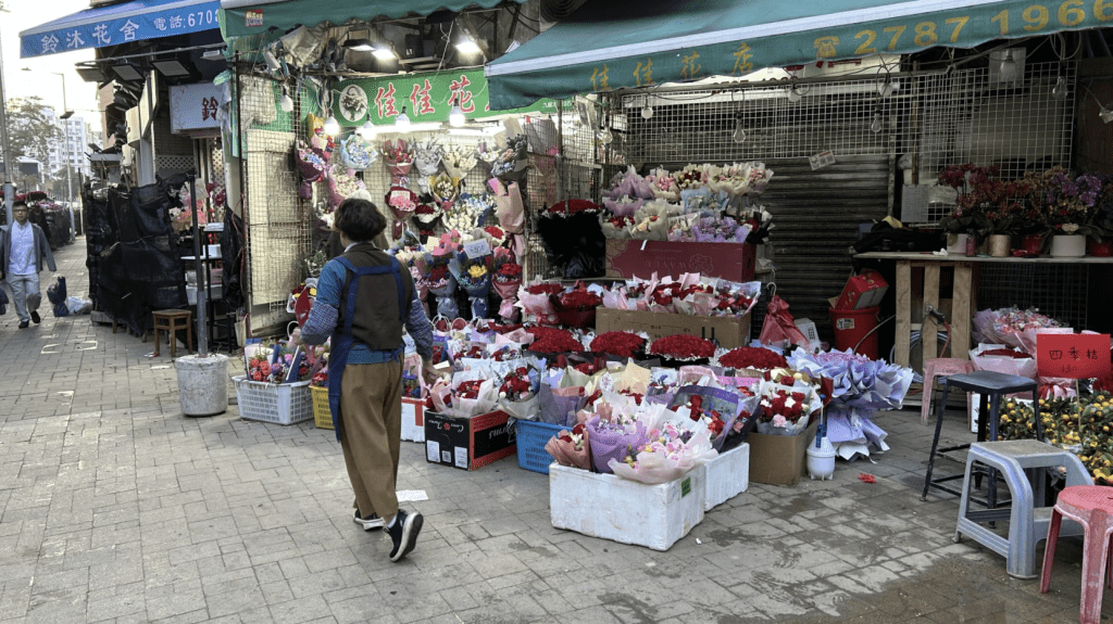 佳佳花店女負責人今年特別提早回鋪頭開檔。蔡楚輝攝