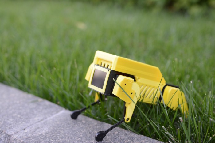 芒碭科技的Mini Pupper非常小巧，尺寸僅為20.9公分 x 10.9公分，高為16.5公分，足部關節可對應12度自由度活動。