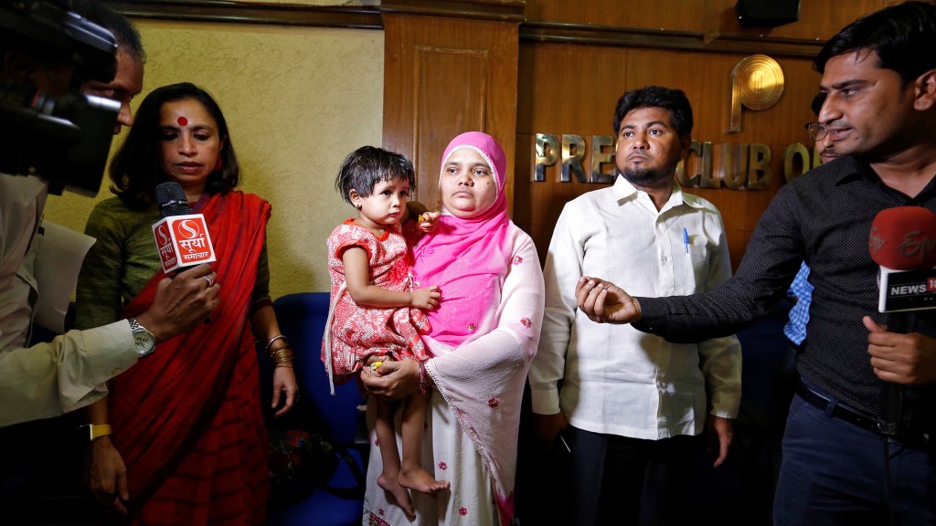 2017年巴诺（Bilkis Bano）与家人在新德里见记者。 路透社