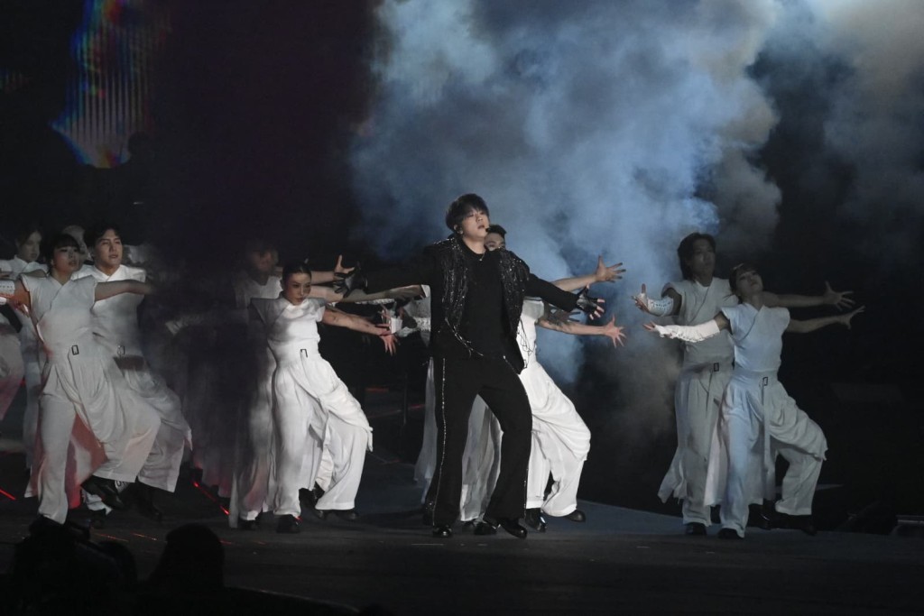 晚上8時32分開騷，一班身穿白色衫褲的舞蹈員先踏上T字形舞台，與姜濤一起大騷舞藝。