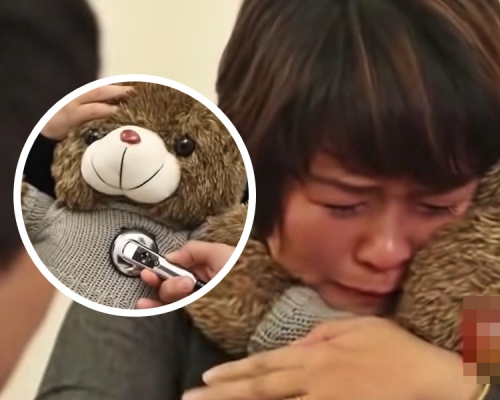 該名媽媽收到禮物並聽到兒子的心跳聲時，馬上緊抱熊公仔大哭。網圖