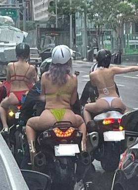 多名身穿比坚尼的女子坐著电单车后坐，穿梭南韩闹市。(互联网)
