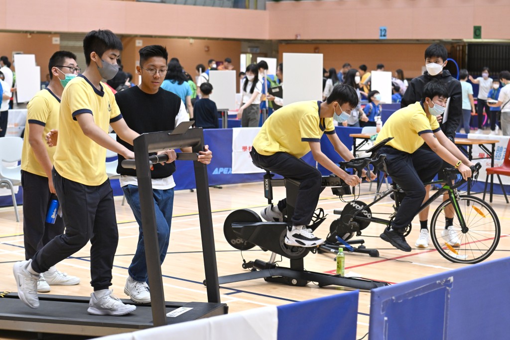 同學透過陸上兩項鐵人運動鍛練心肺功能。