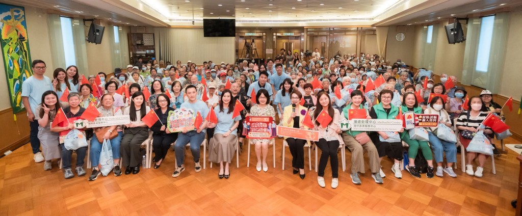 私隱專員公署關愛義工隊為約200名灣仔區長者舉辦國慶同樂愛心聚會。 私隱專員公署關愛義工隊為約200名灣仔區長者舉辦國慶同樂愛心聚會。