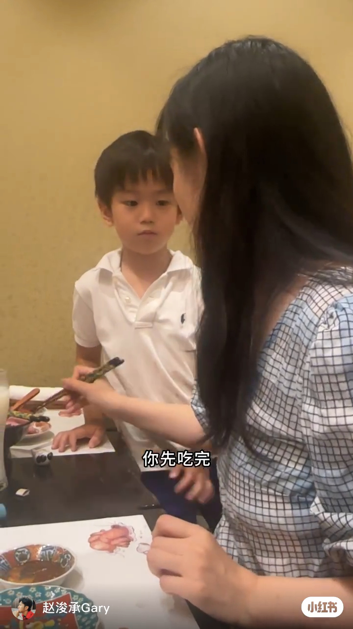 趙浚承近日拍片指教仔遇上煩惱。