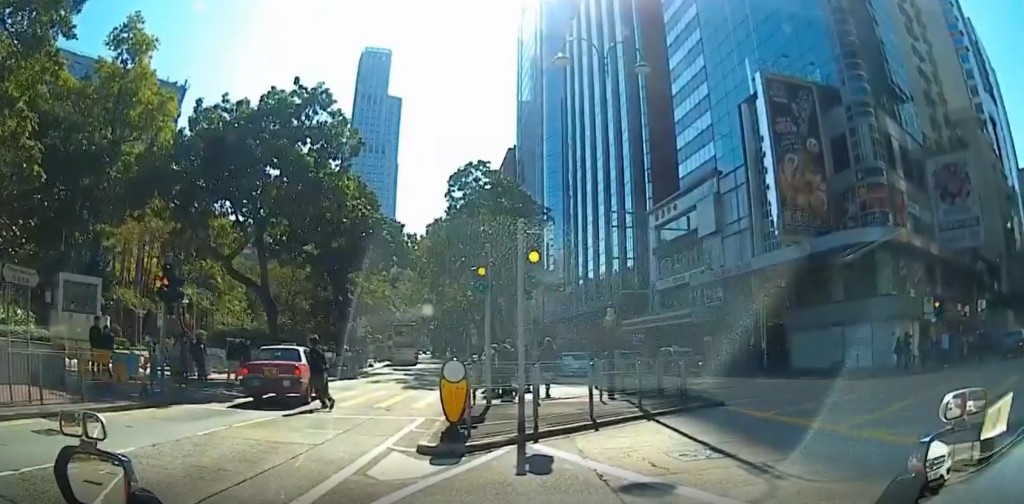 男途人沿的士车尾，跑往尖东广场方向失去踪影。（影片截图）