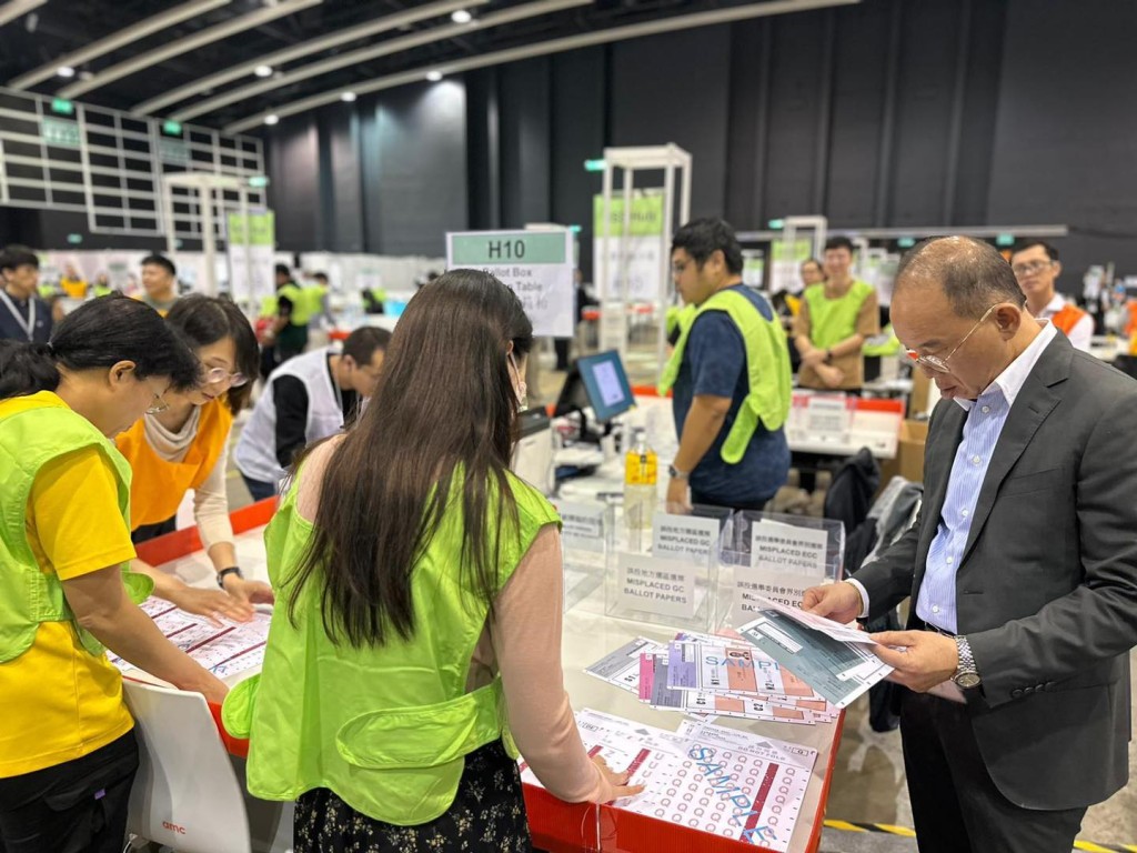 曾國衞(右一)日前到訪會展實地視察選委會界別投票站,以及中央點票中心。政制及內地事務局FB圖片 曾國衞(右一)日前到訪會展實地視察選委會界別投票站,以及中央點票中心。政制及內地事務局FB圖片