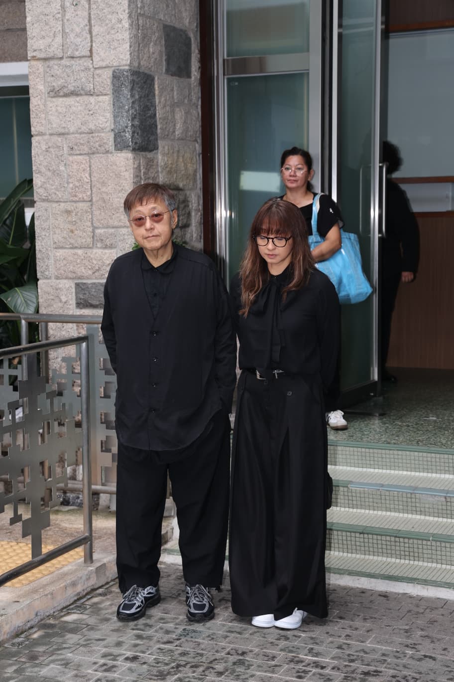 谷德昭和女友林子萱到場打點。