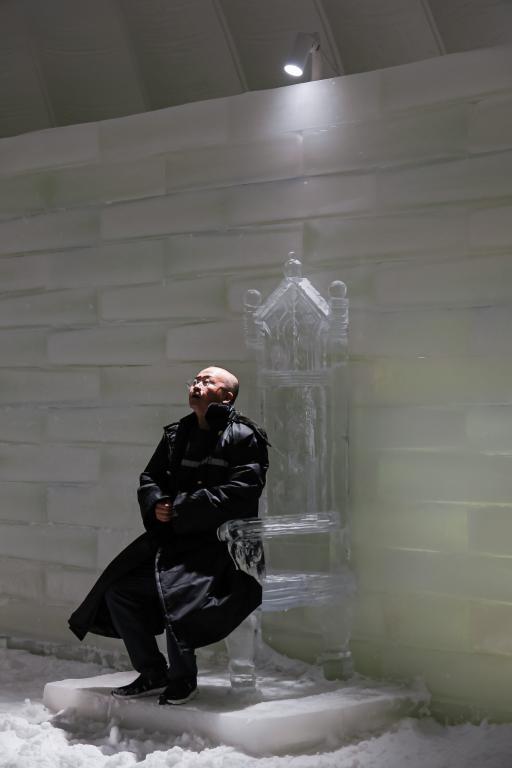 觀眾可以坐上冰椅靜心感受。