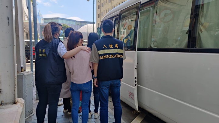 警方及入境處上午在油尖區掃黃,5名內地及越南女子被捕。