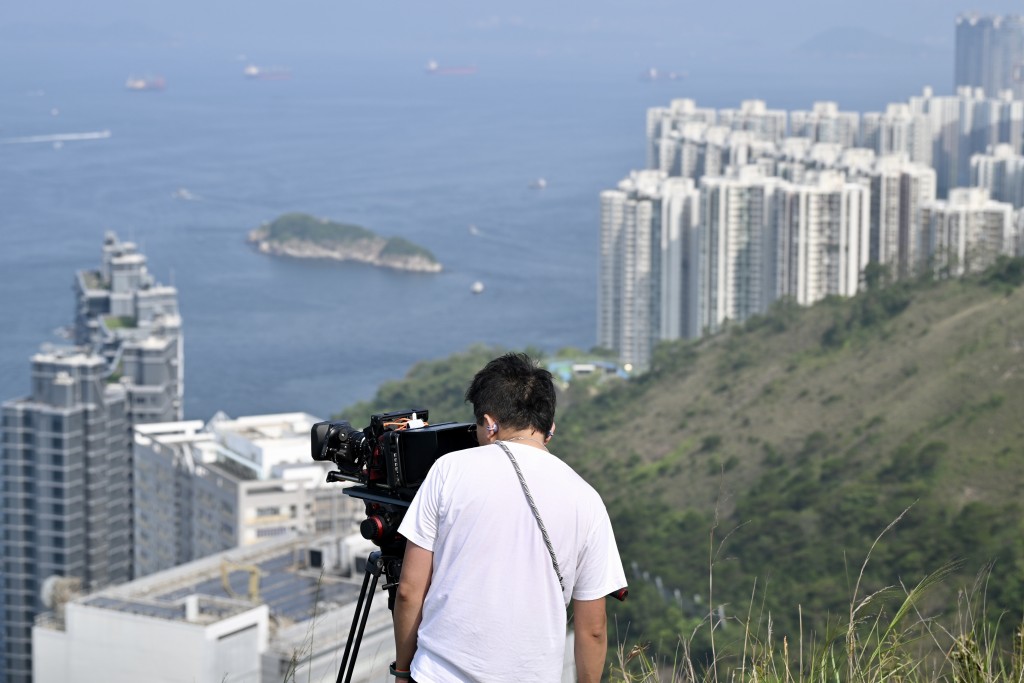 有市民登上玉桂山頂等待山東艦離港。劉駿軒攝 有市民登上玉桂山頂等待山東艦離港。劉駿軒攝
