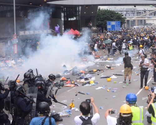警方一度施放催淚彈、橡膠子彈及布袋彈驅散示威者。資料圖片