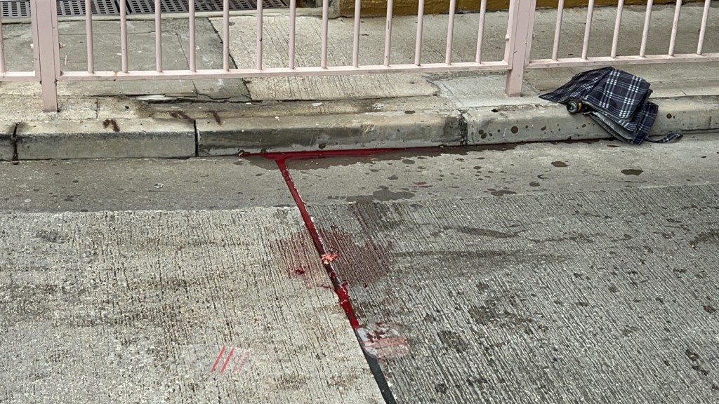 現場遺下大灘血迹。