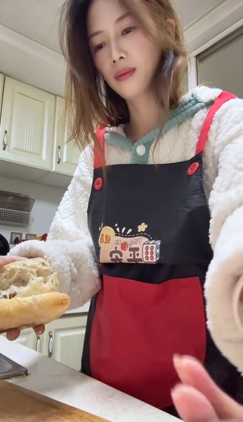 牛娜娜以公開道歉做掩護，每日更新地將丈夫高飛出軌的證據公開展示。抖音＠娜姐重生