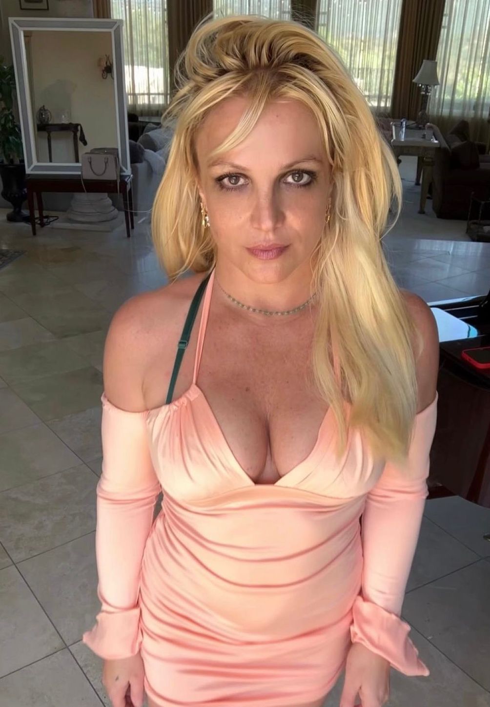 Britney被指与至少一名男工人偷食，又要求男工人与她全裸片。