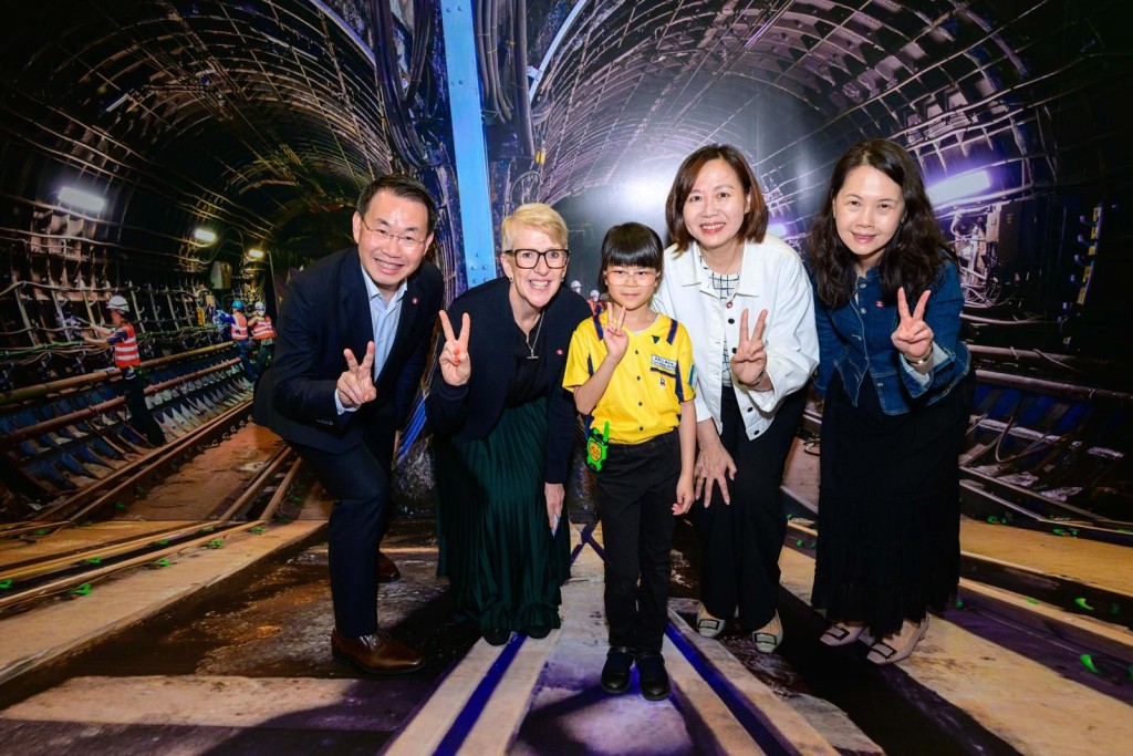 港鐵公司行政總裁楊美珍（右二）早前與50位來自不同地區的兒童及鐵路迷，一同慶祝鐵路展重新開幕。