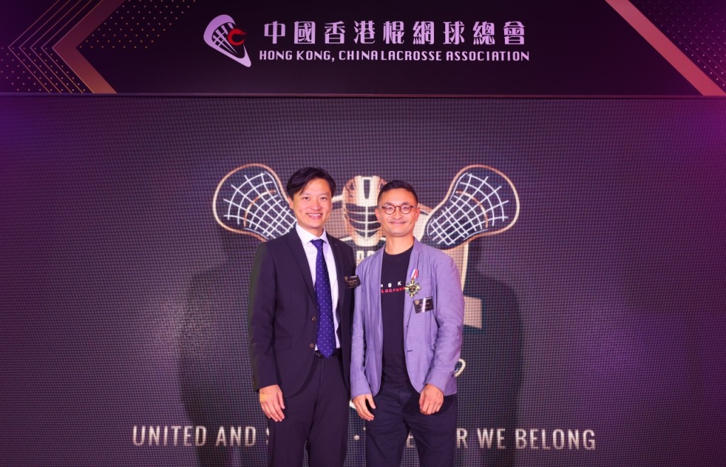 立法會鄭泳舜議員代表中國香港棍網球總會向創會會⻑侯仲銘先⽣頒增「名⼈堂」 獎座，以表揚他對香港棍網球發展的貢獻。