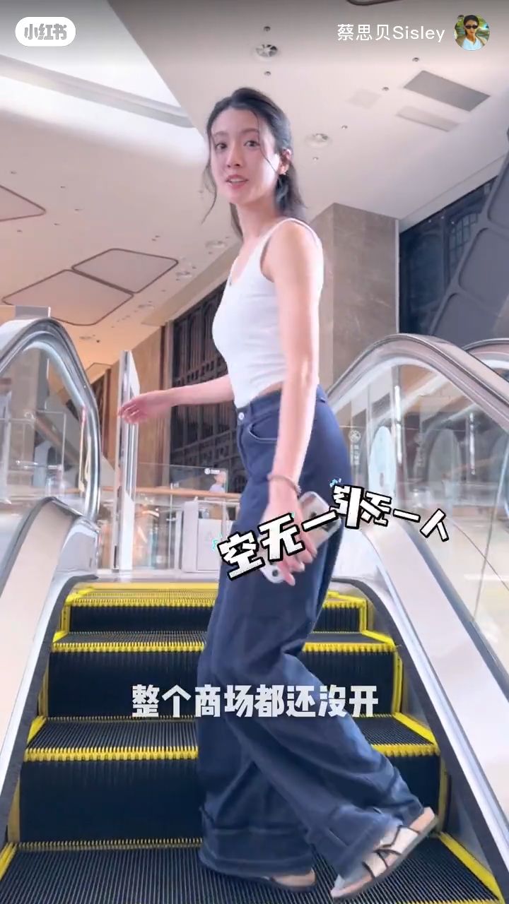 蔡思貝趕到內地戲院，商場還未有人，顯出她好有誠意。