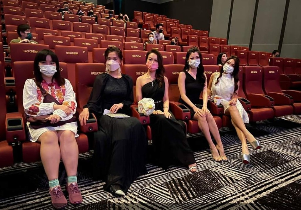 阿儀跟亞姐陳美儀、梁欣娟、袁群有、譚夢娜在大馬出席首映活動。