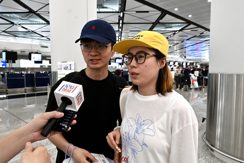 杭州遊客鄭小姐指,一架飛機上有太多充電裝置「確實挺嚇人」。 杭州遊客鄭小姐指,一架飛機上有太多充電裝置「確實挺嚇人」。