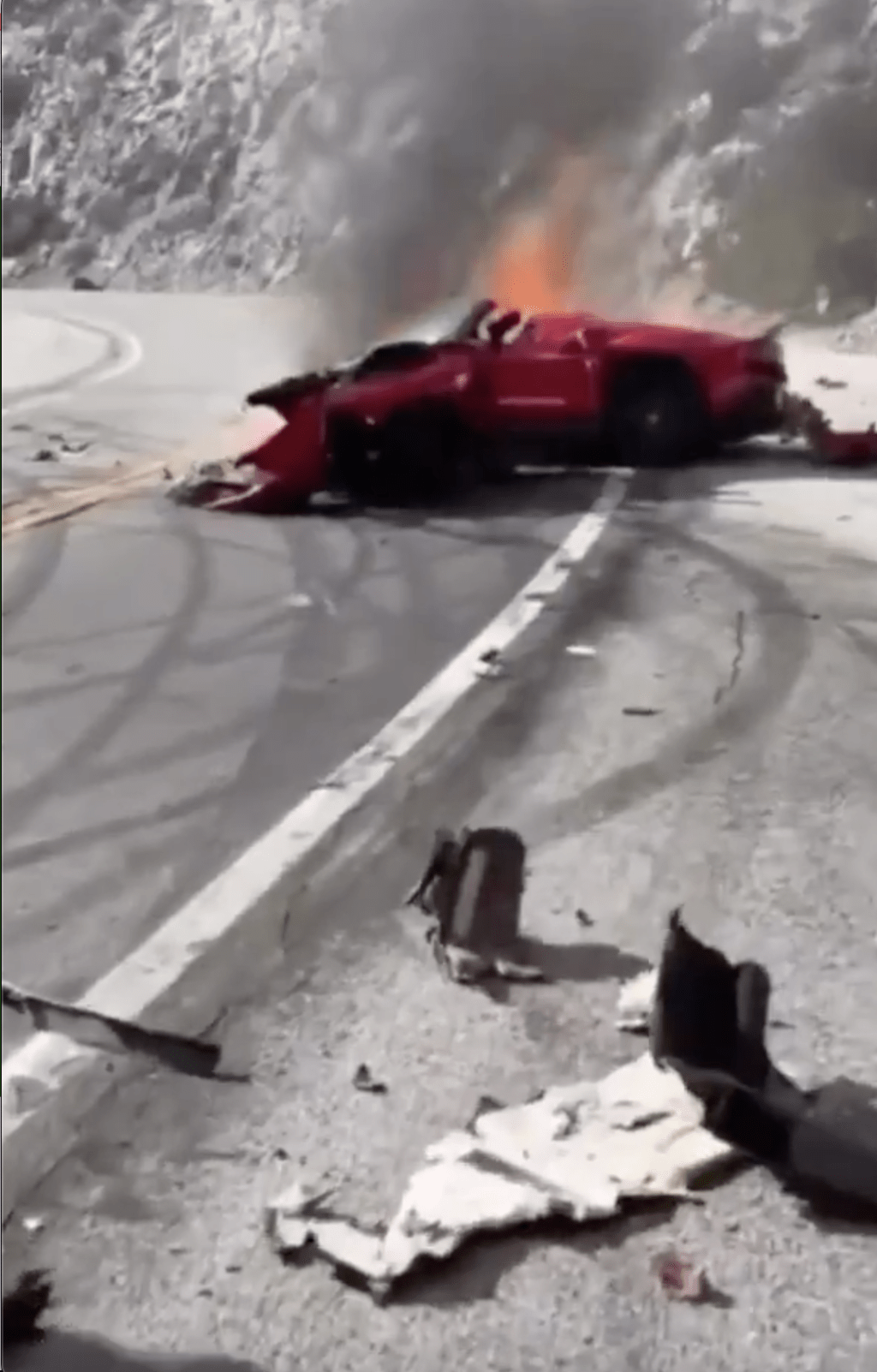 贊佩拉則受困於火海殘骸中，當場身亡。