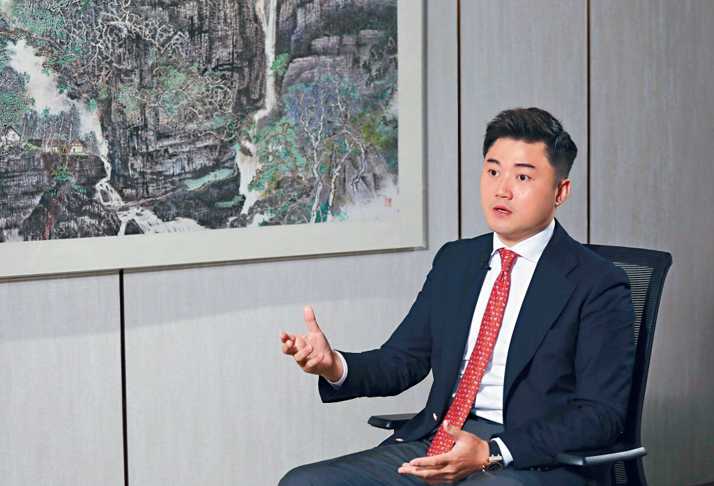 星島新聞集團行政總裁兼社長蔡晋博士指，星島是連接香港、內地及世界的重要訊息橋樑及產業平台，期望將「能做之事盡力做好」，幫助香港政府，乃至全港各界推進社會整體進步。
