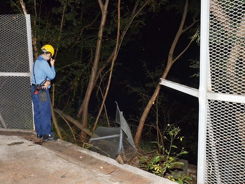 消防到場救出被困3人