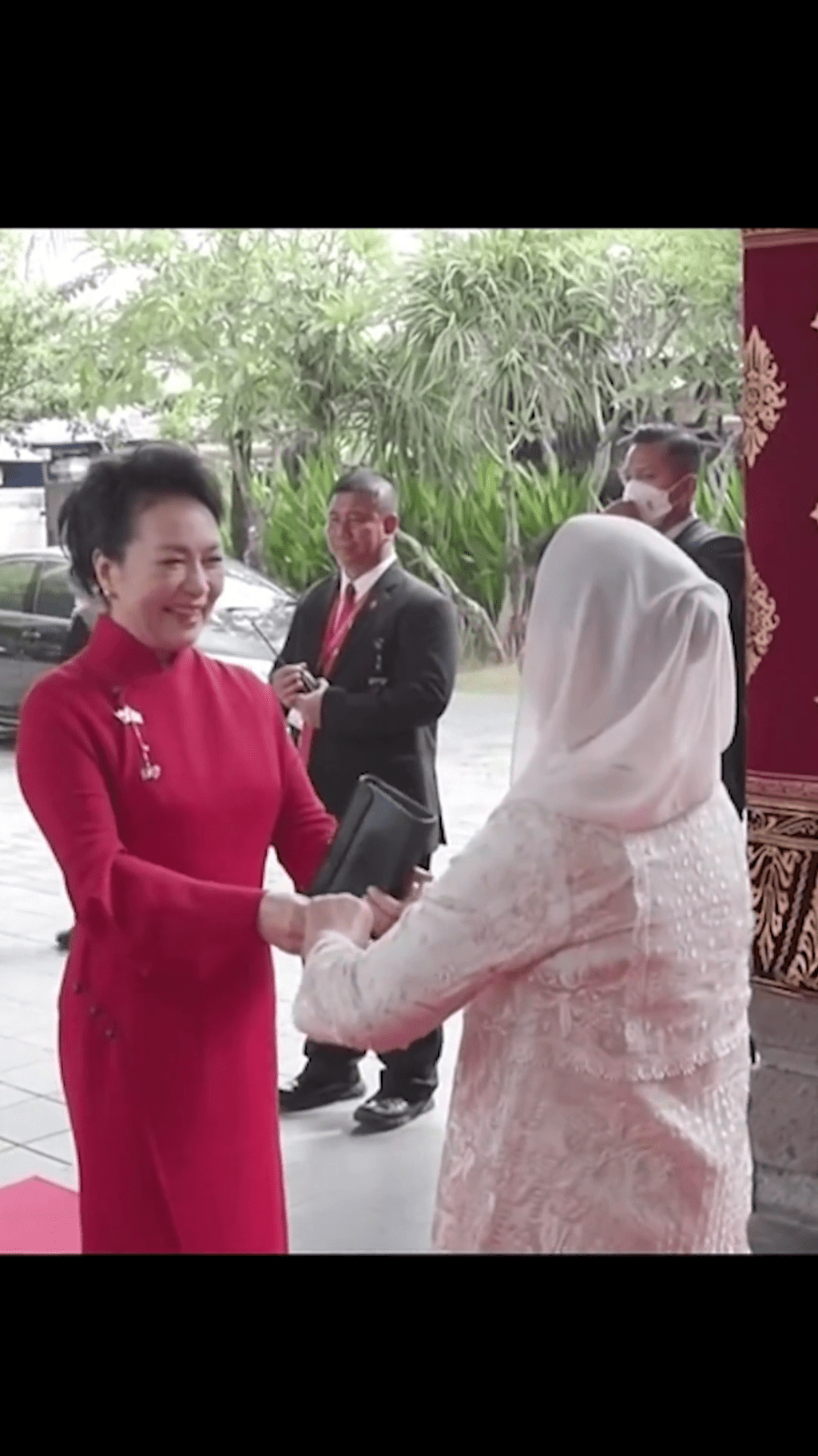 彭麗媛出席G20領導人峰會配偶活動，獲印尼總統夫人伊莉亞娜迎接。