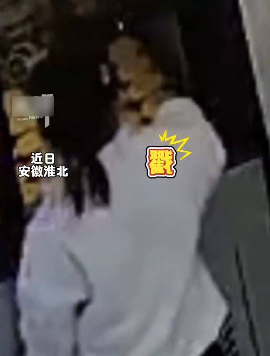 萌娃對餅店的蛋糕產生好奇，用手指戳毀十多個蛋糕。先鋒新聞