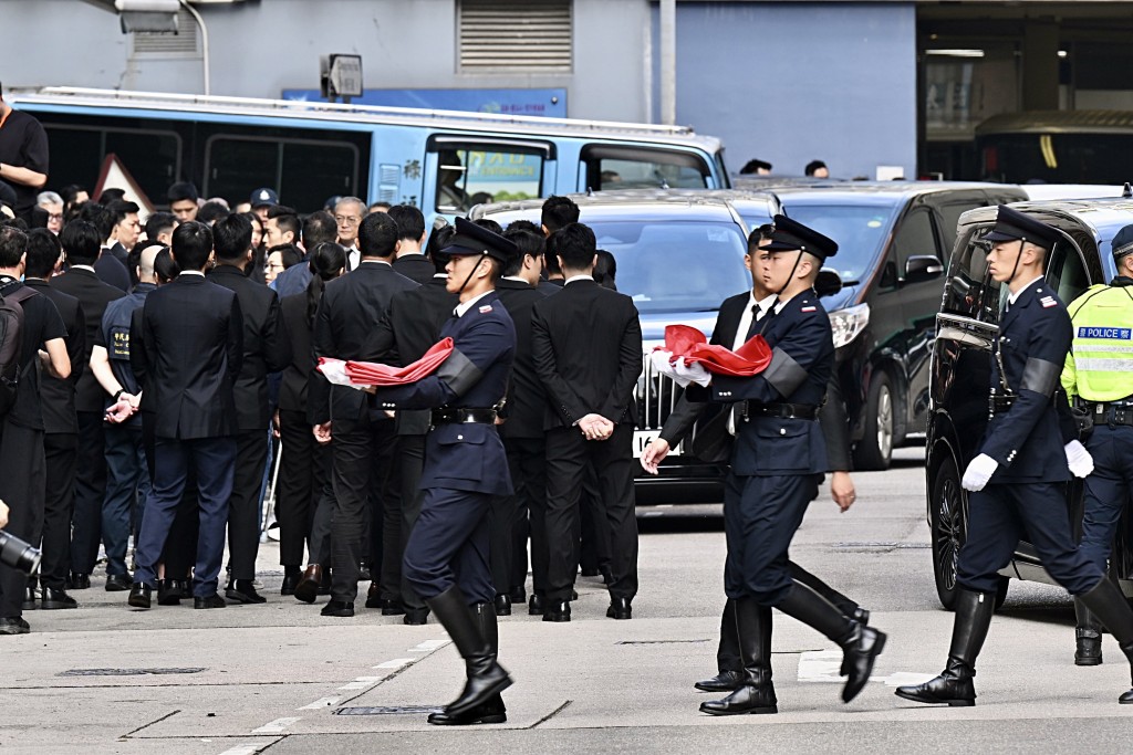 大批消防同袍送別何偉豪。