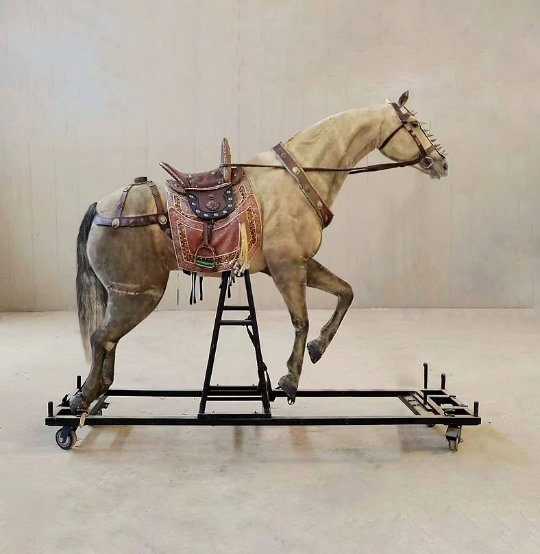 《無中生有——香港電影美術及服裝造型展》，展品之一《狄仁傑之神都龍王》（2013）中的特別道具「水中馬」。