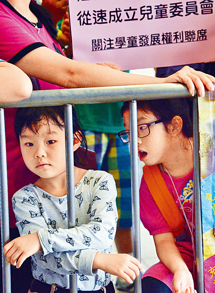 立法會大塞車,兒童權益事務亦要押後。