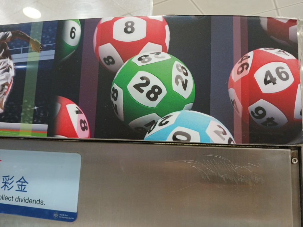 有心水清的網民發現,近期六合彩攪 珠結果藏著一項驚人規律,並透過手 寫筆記點出這詭異關連之處。 有心水清的網民發現,近期六合彩攪 珠結果藏著一項驚人規律,並透過手 寫筆記點出這詭異關連之處。