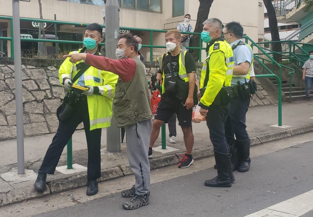 目擊者向警員講述事發經過。