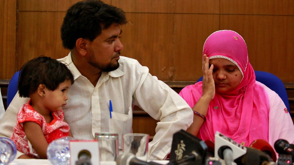 2017年巴诺（Bilkis Bano）在丈夫和女子陪同下听审，当时孟买一间法院判11名强奸犯维持终身监禁。 路透社