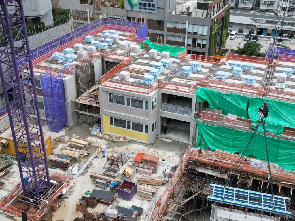 建科院會先聚焦制訂新物料和新技術標準。圖為採用「組裝合成」(MiC)建築法的工地。 建科院會先聚焦制訂新物料和新技術標準。圖為採用「組裝合成」(MiC)建築法的工地。