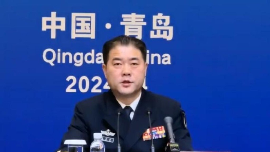 海军发言人冷国伟介绍6艘舰艇向公众开放参观的情况。