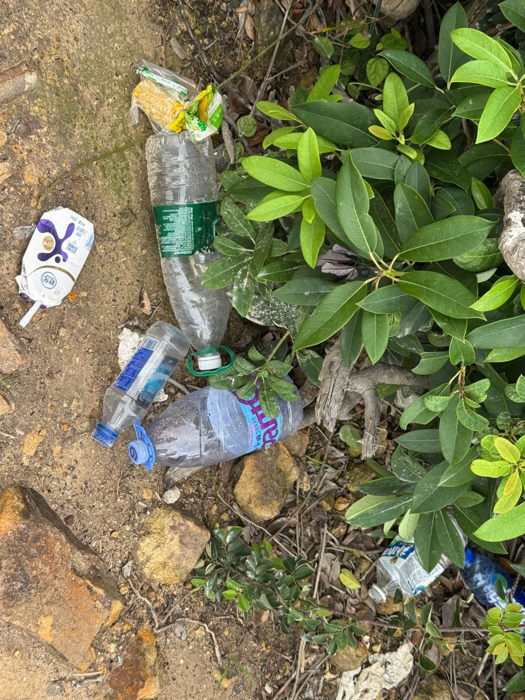 據方國珊的照片顯示,部份垃圾為內地飲品牌子。方國珊FB 據方國珊的照片顯示,部份垃圾為內地飲品牌子。方國珊FB