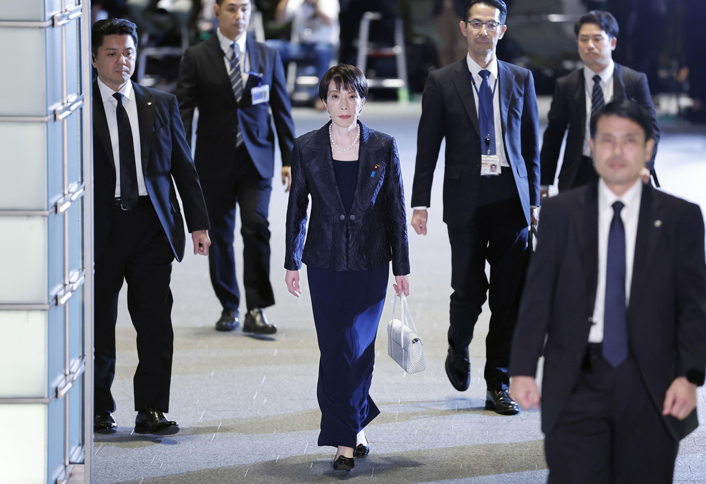 外界好奇高市早苗作为首相会否打破女性不得站上土俵的传统。美联社
