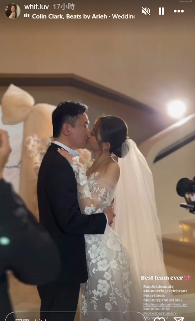 晚間婚宴將婚禮推向高潮,一對新人在live band演奏中入場,梁嘉琬身著低胸大露背婚紗驚豔亮相,設計完美勾勒優雅曲線,賓客讚歎聲此起彼落。 晚間婚宴將婚禮推向高潮,一對新人在live band演奏中入場,梁嘉琬身著低胸大露背婚紗驚豔亮相,設計完美勾勒優雅曲線,賓客讚歎聲此起彼落。