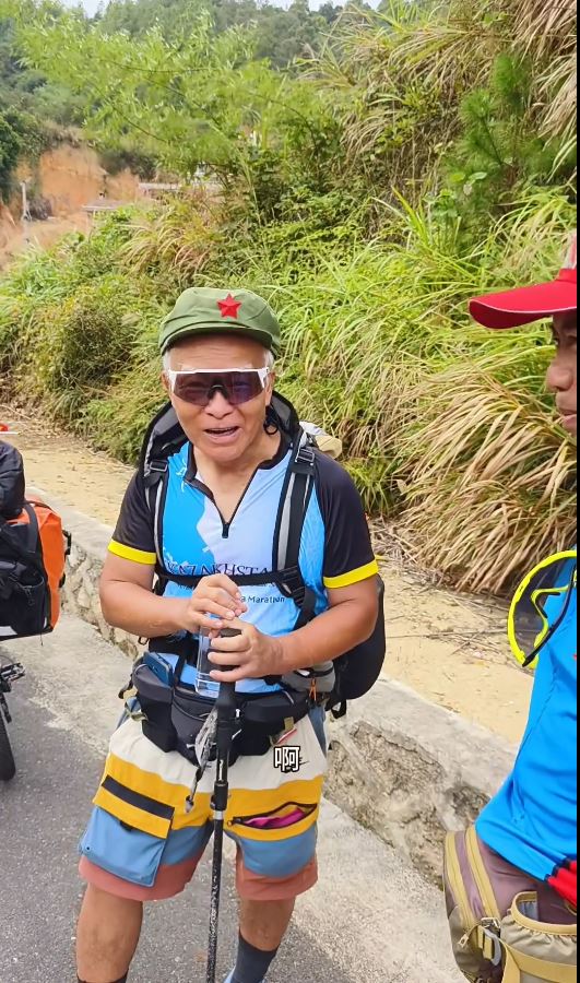 74歲的鄭鎮炎熱愛徒步運動，去年開始獨自重走長征路線。抖音＠龍飛新長征