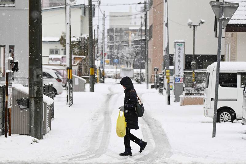 圖為去年12月北海道千歲市區下雪情況。法新社