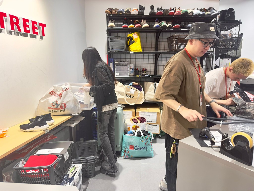 店員亦坦言,香港顧客回收量極大,經常有顧客一人拖5個行李箱來回收,逐件物品審核、報價的工作量極大。 店員亦坦言,香港顧客回收量極大,經常有顧客一人拖5個行李箱來回收,逐件物品審核、報價的工作量極大。