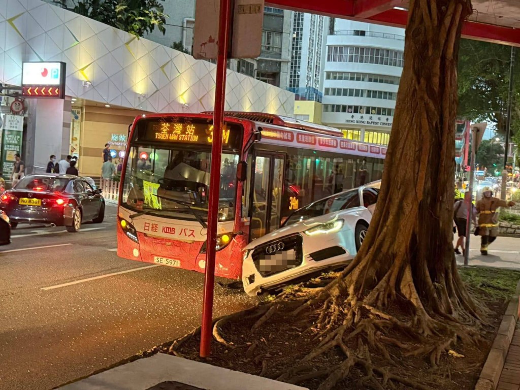 一輛開往荃灣站的34M單層巴士與私家車發生相撞。網上圖片 一輛開往荃灣站的34M單層巴士與私家車發生相撞。網上圖片